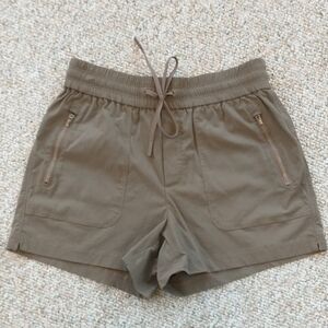 Athleta Pull On Trekkie Short Like New Size XSmall